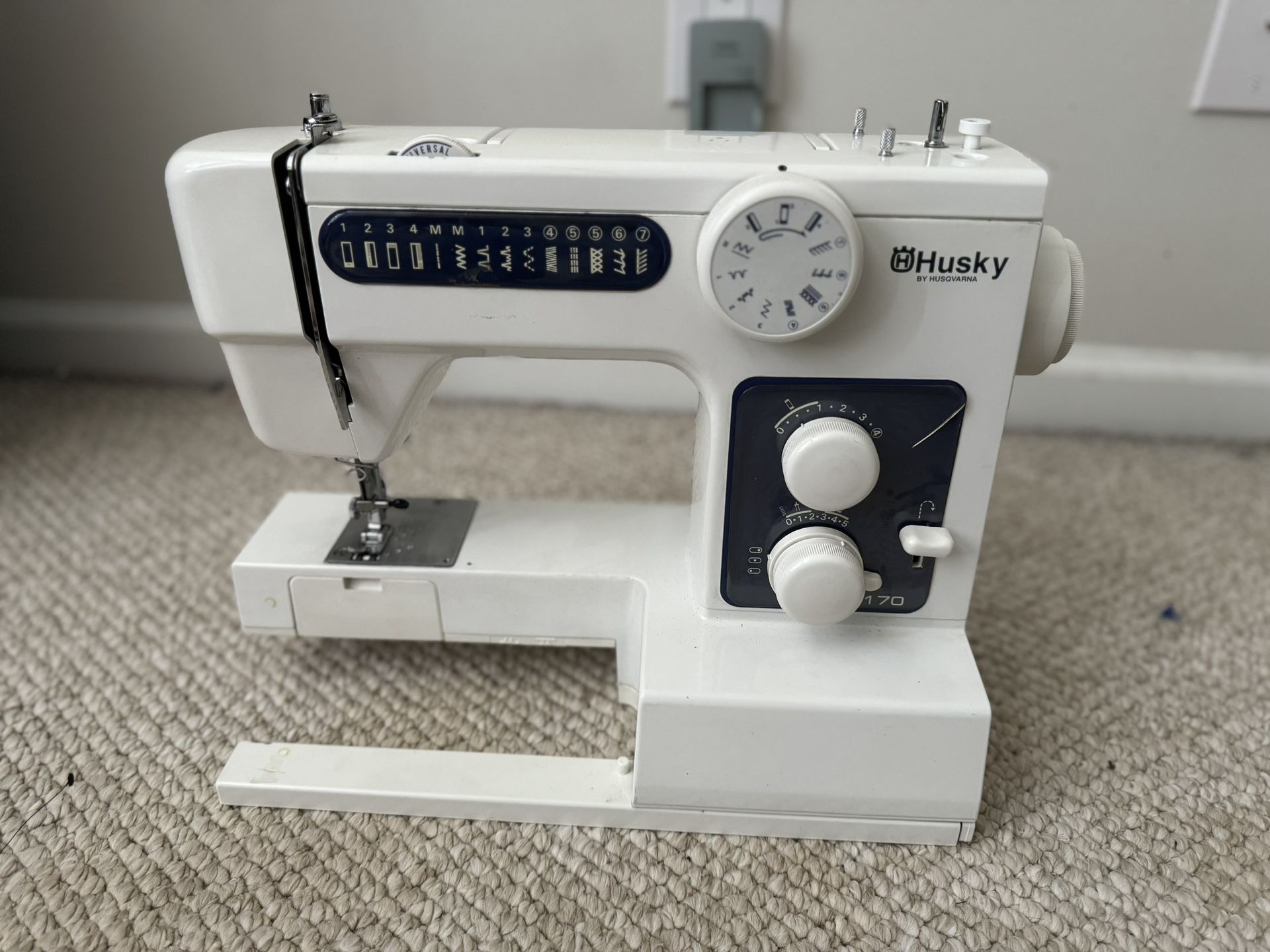 Huskey 700 Sewing Machine, White