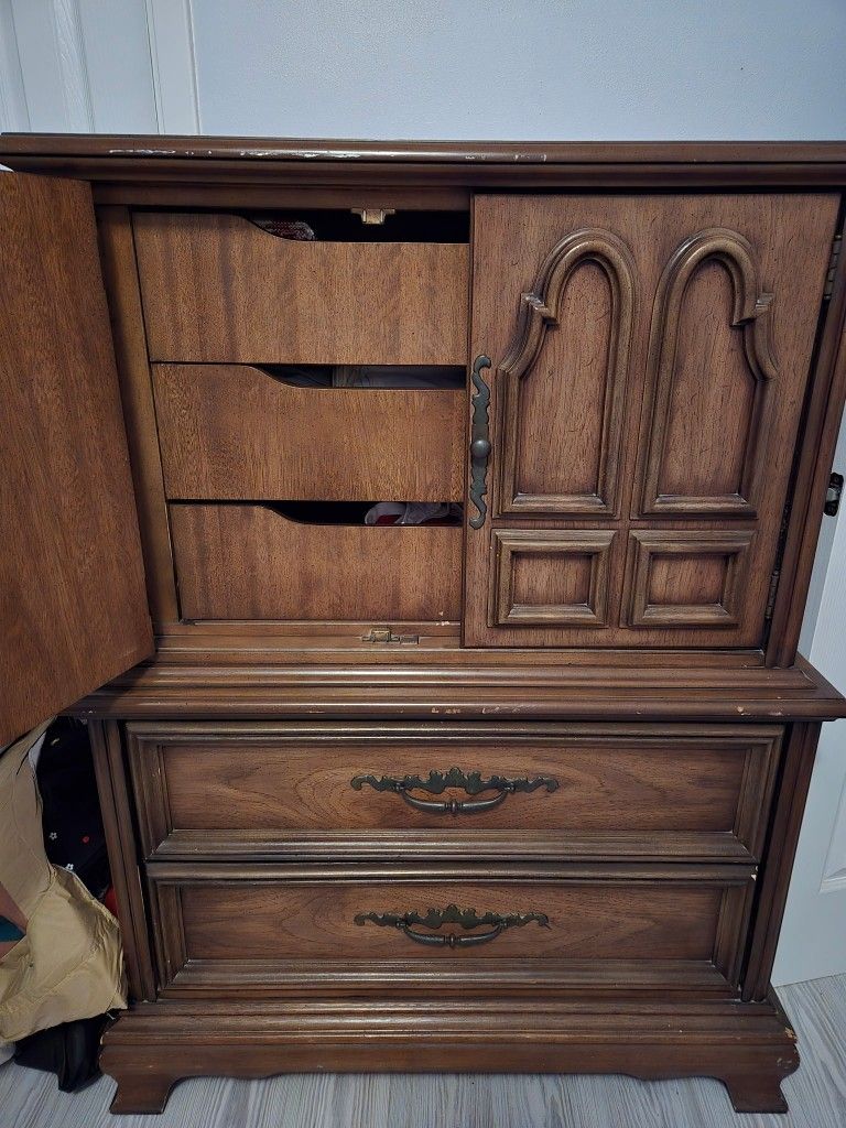 Armoir Dresser