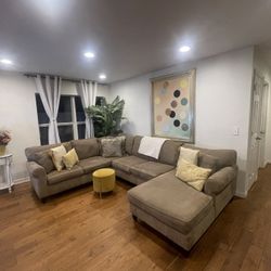 Haverty’s Sectional Couch 