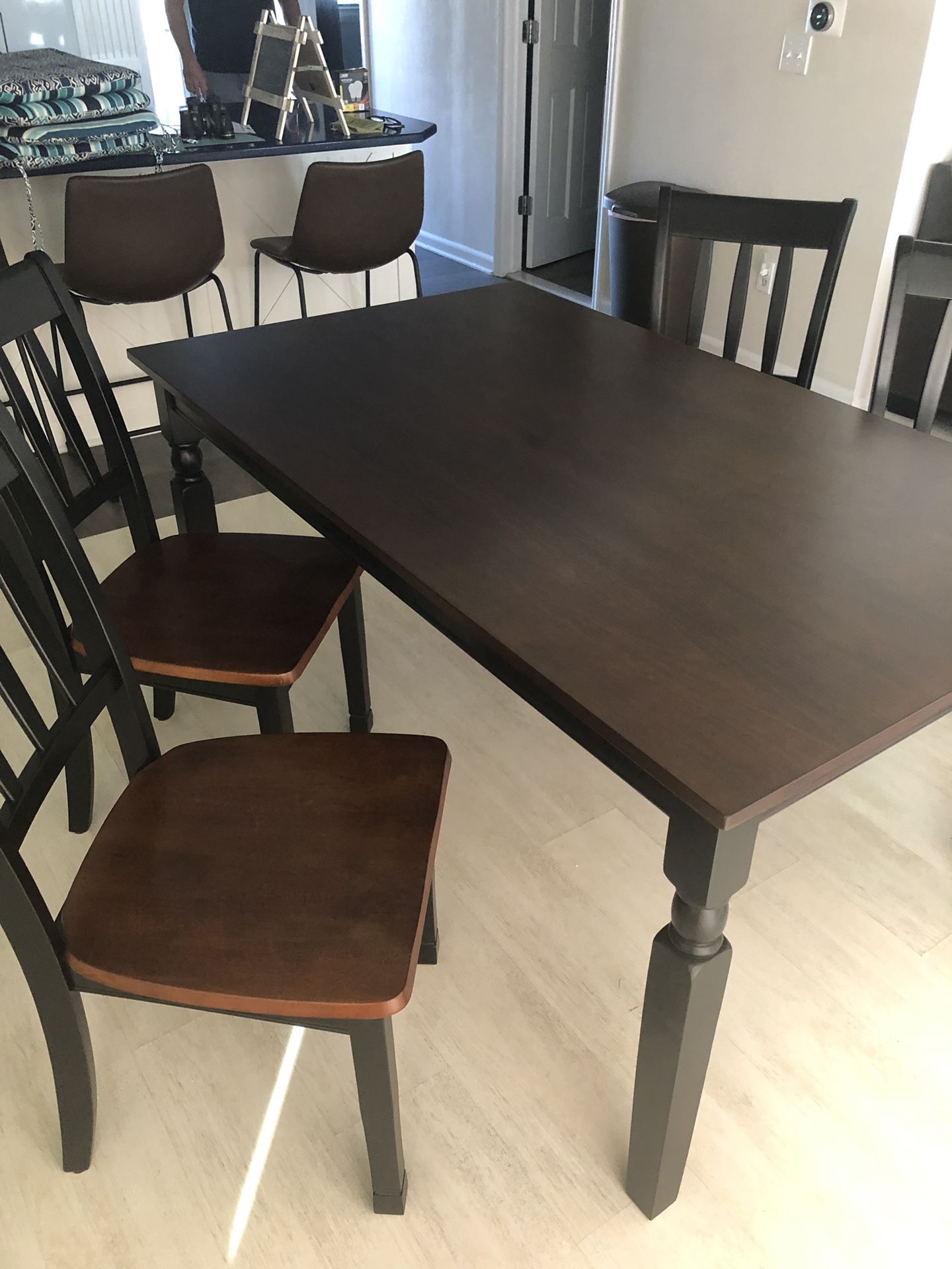 Kitchen Table 4 chairs