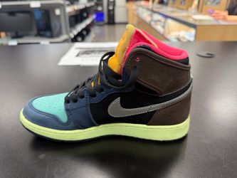 Nike Air Jordan 1 High-Top Sneaker 5.5 Y