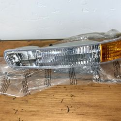 2000-2006 GMC Sierra Yukon right Park Corner Light Lamp  