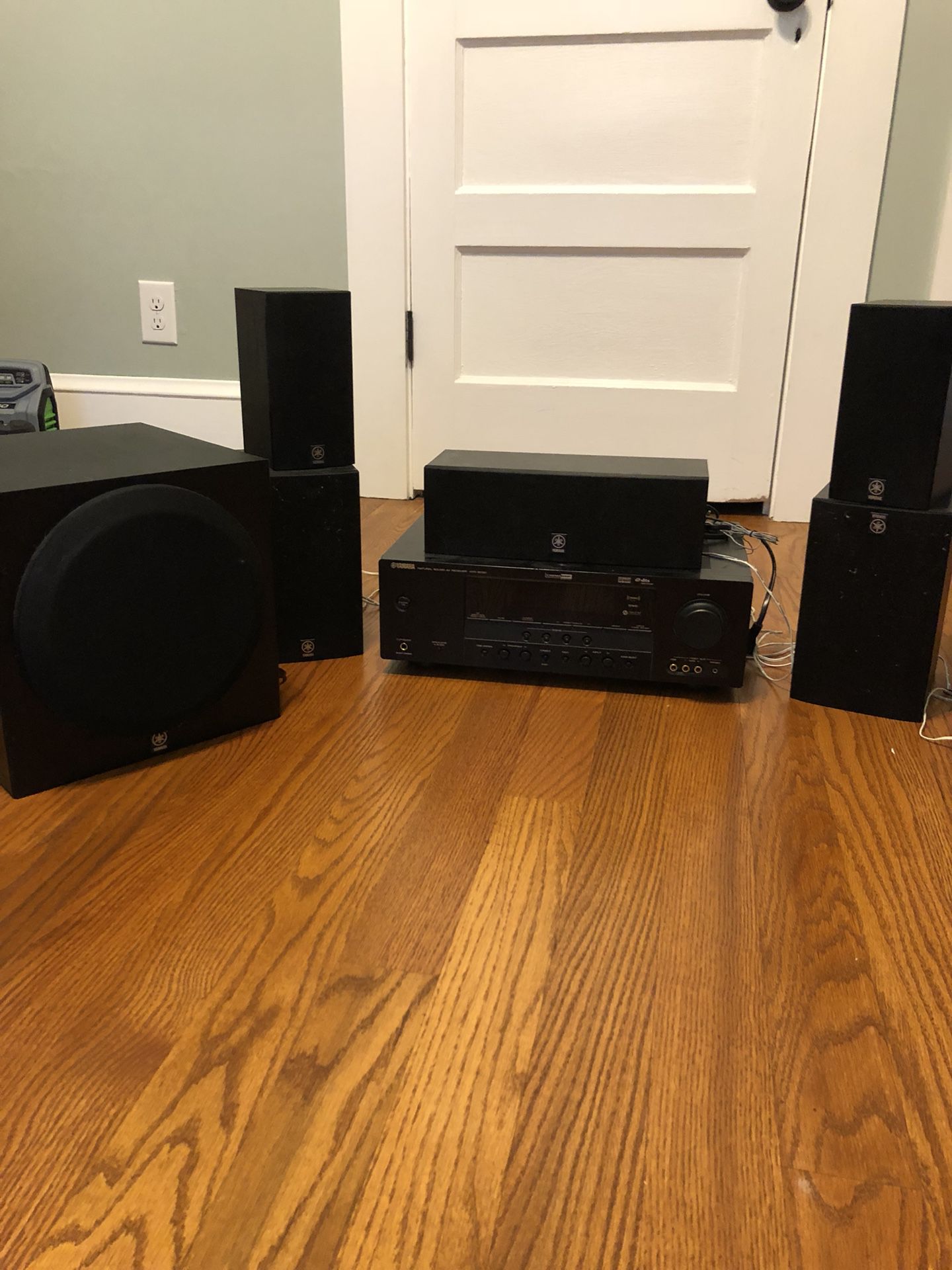 Home Theater System - Yamaha 6 speakers