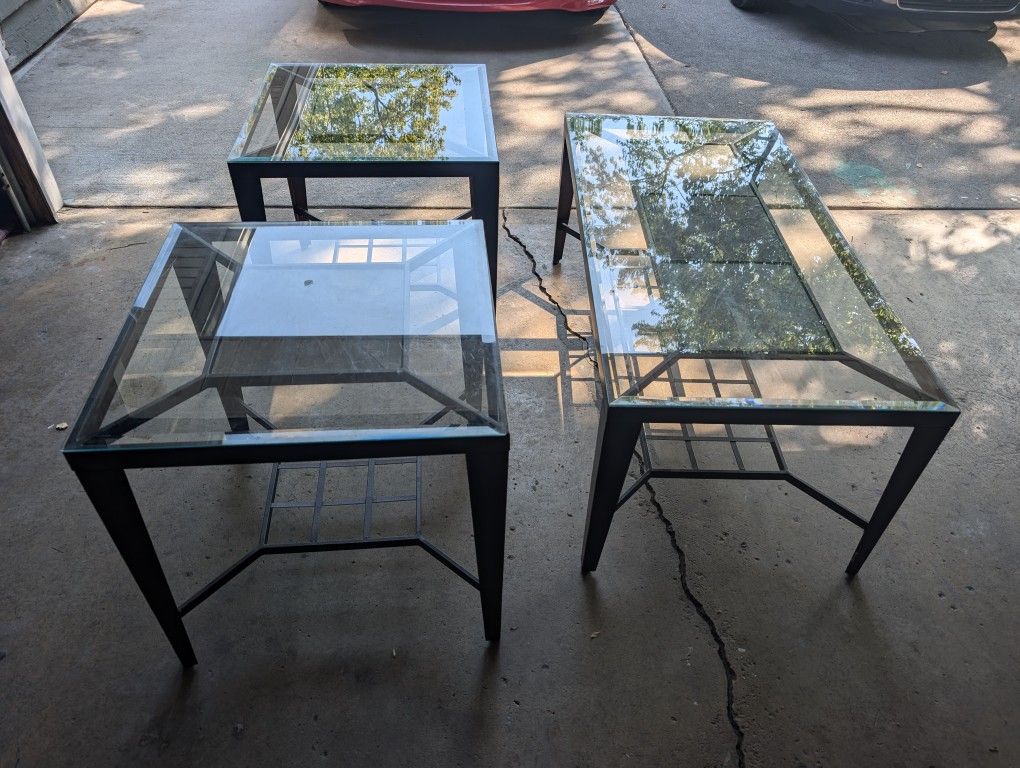 Beautiful metal coffee table set.