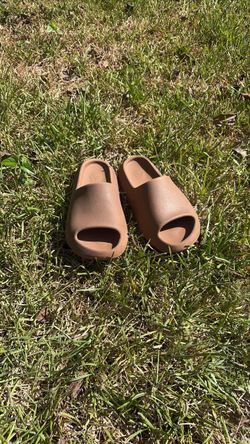 Tan yezzy slides