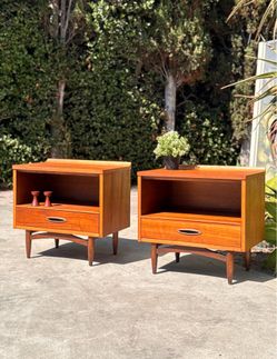 Matched Pair Broyhill Sculptura Mid Century Modern Walnut Nightstands