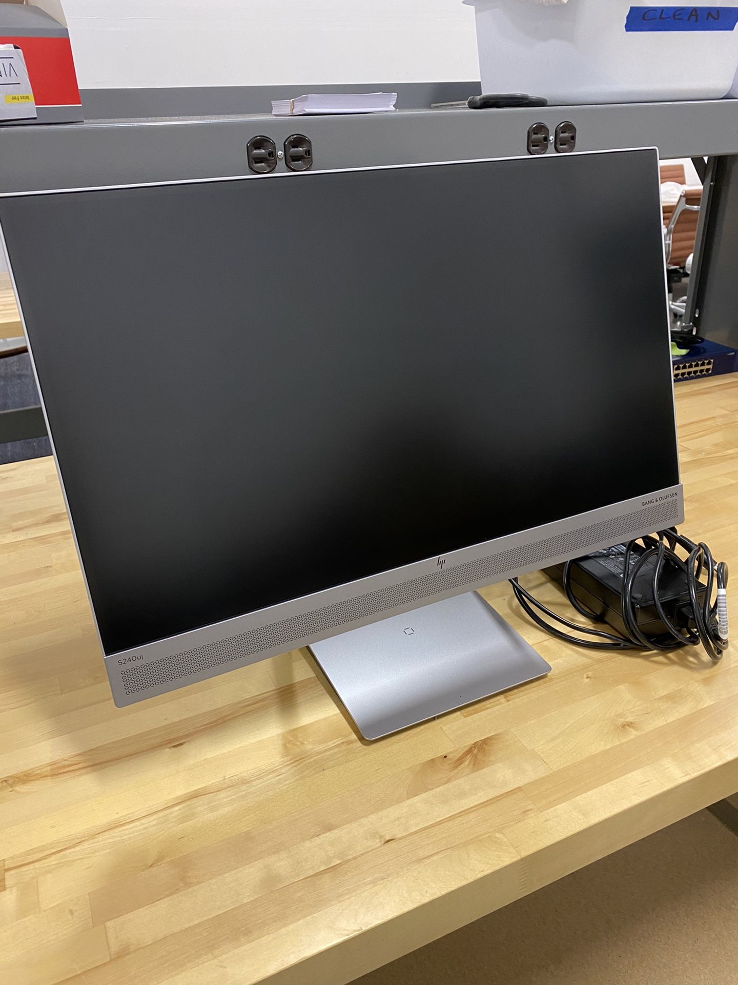 HP S240uj Bang And Olufsen USB-C Wireless Charging Monitor