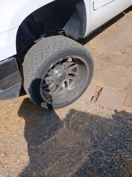 22x12.5 33  6 Lug Universal