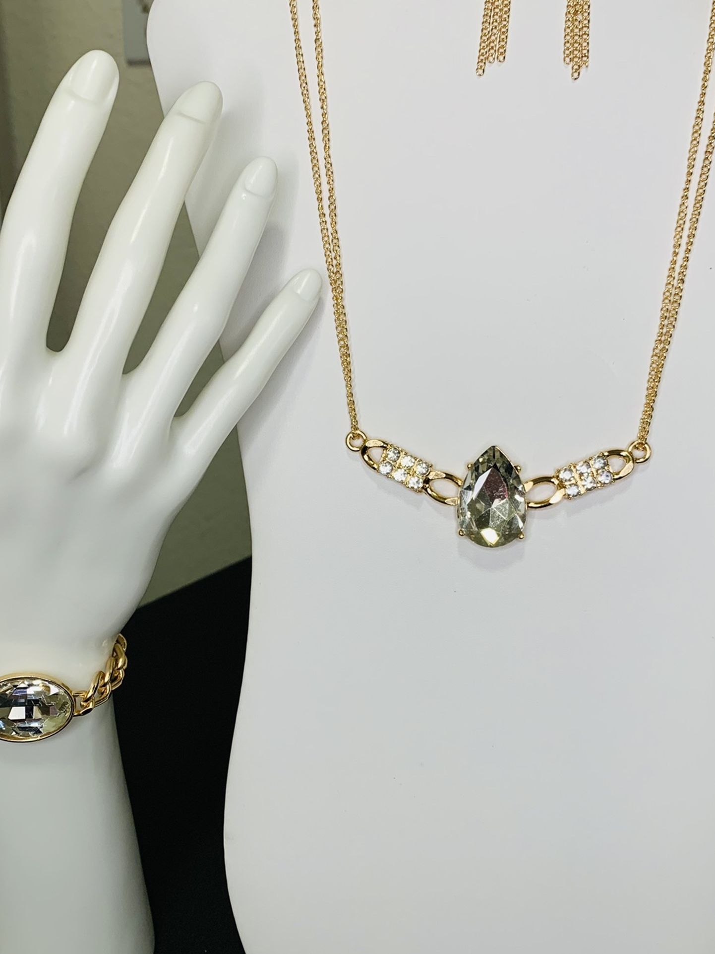 2- piece Set beautiful fine jewelry does not give you allergy, free of lead and nickel ..Hablo Español