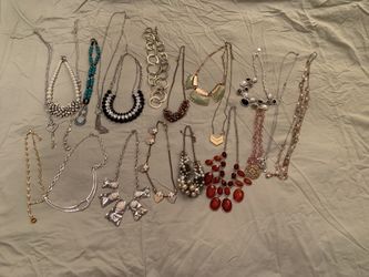 Nice Lot Of 20 Necklaces