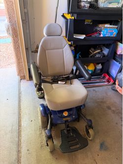 Like new Jazzy select 6 mobility chair