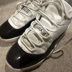 JORDANS 11 NEAPOLITAN • WOMENS 6.5