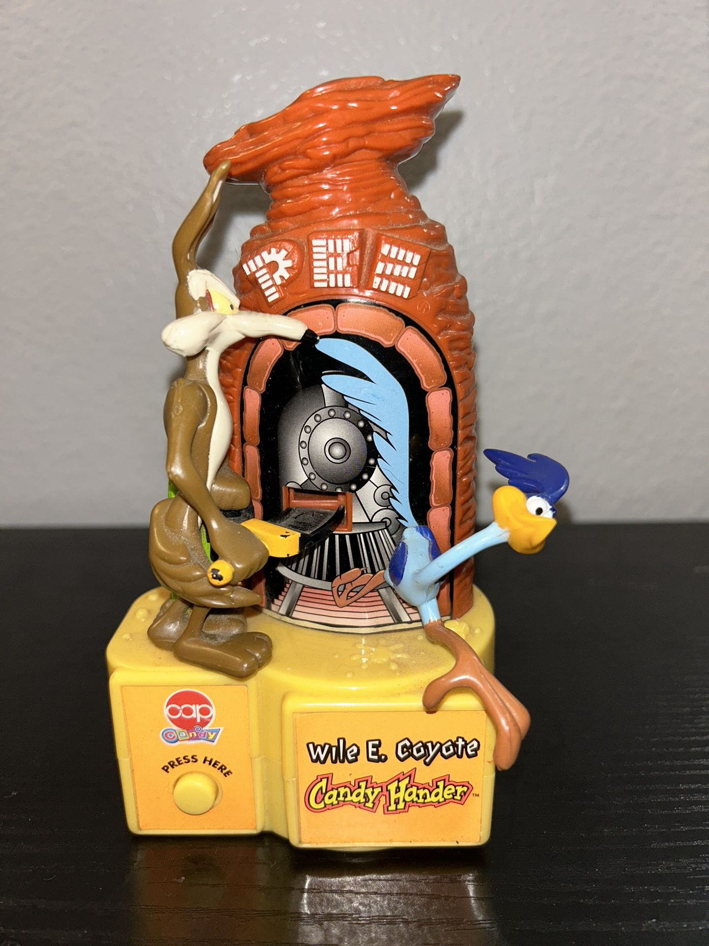 Looney Tunes Pez Candy Dispenser 1998 Wile E Coyote Road Runner Animated Working