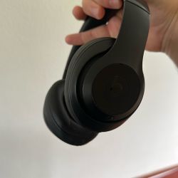 Beats Studio3 Wireless Headphones -  Almost Like New
