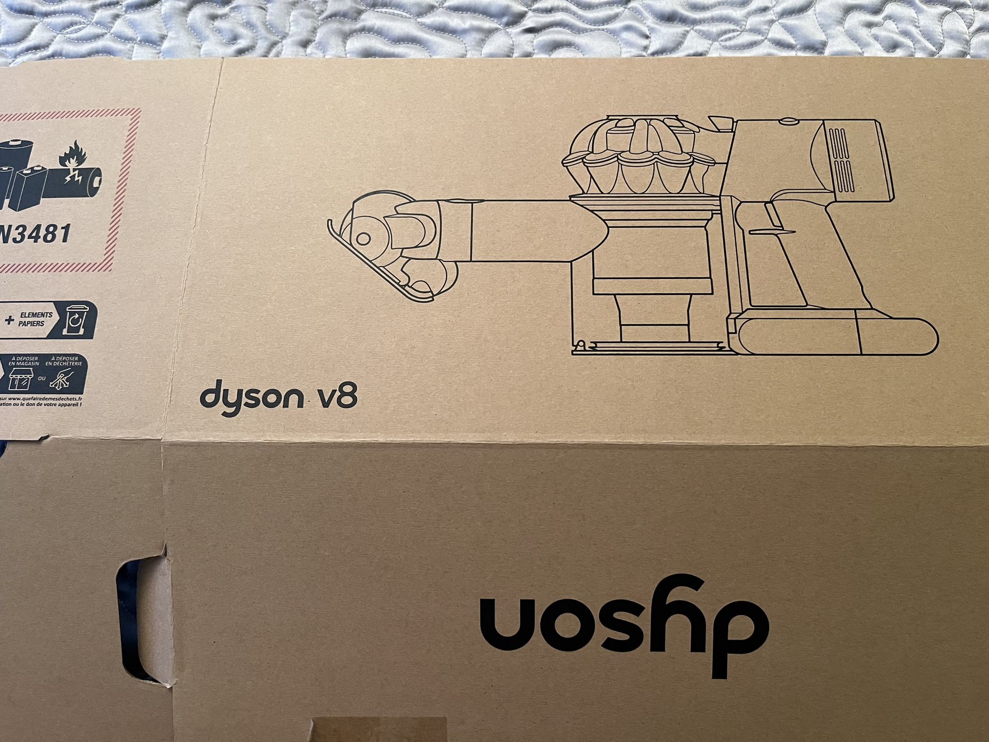 Dyson V8 Vacuum Cleaner 