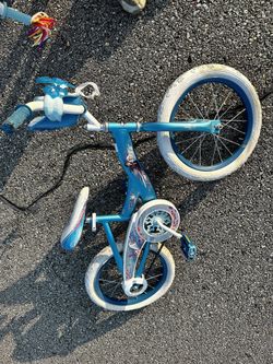 Bike with training wheels