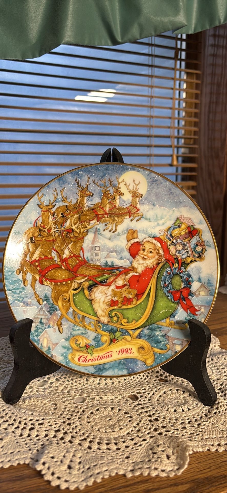 Avon collectible plate 8” Christmas 1993 porcelain with 22k Special Delivery NIB