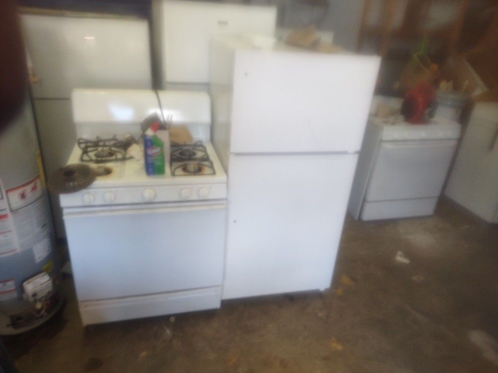 Stove and Fridge 