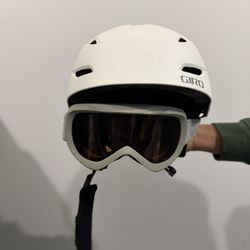 Giro Bevel Ski/Snowboard Helmet With Seamless Matching Giro Googles