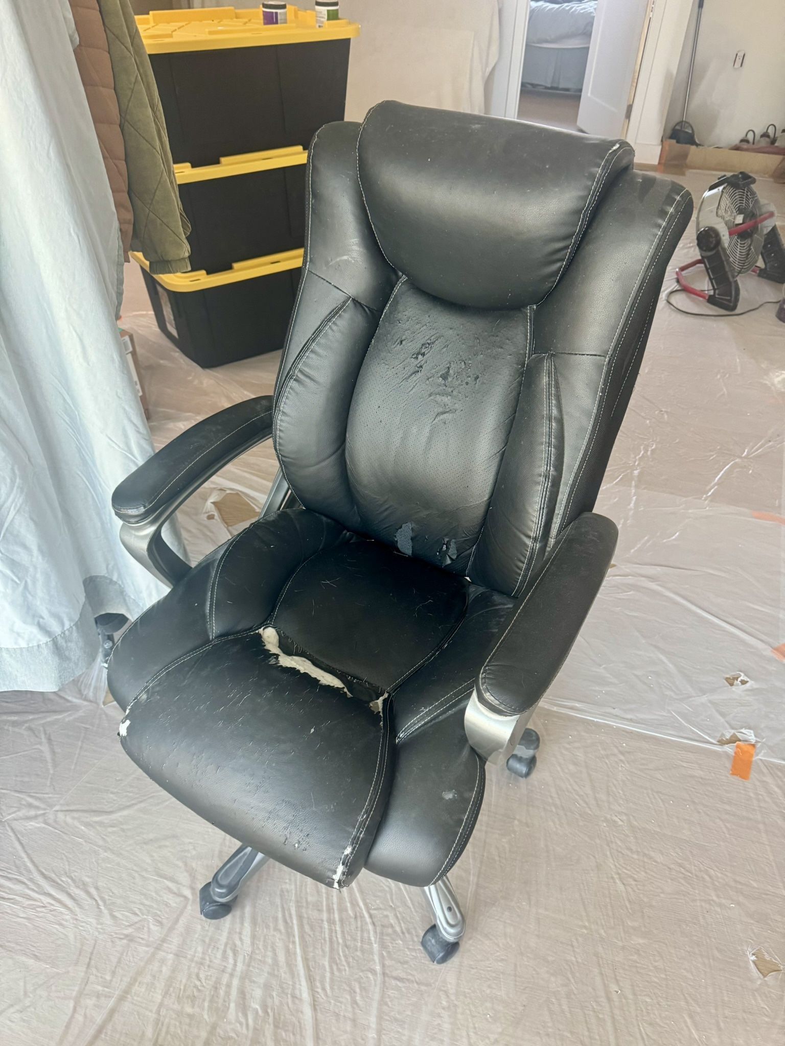 Comfy Office Chair – Ripped but Reliable