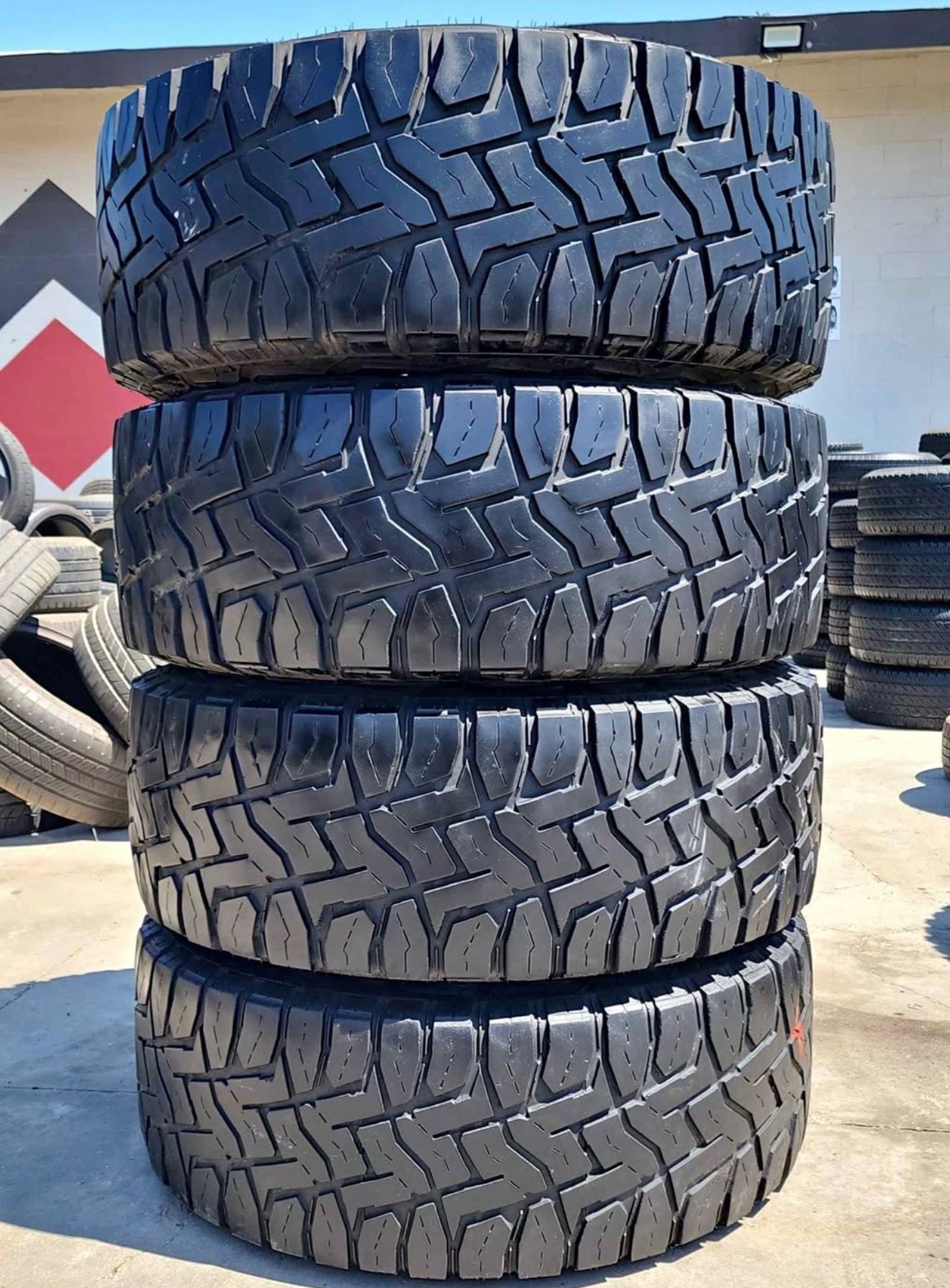 295/70/17 toyo vendo un set de llantas usadas excelente condiciones de vida las 4 ✅🤩I am selling a set of used tires, all 4 in excellent living condi