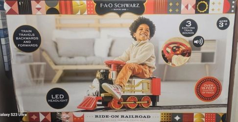 FAO Schwarz Ride-On Motorized Train with LED Light & Over 15 Feet of Track NEW