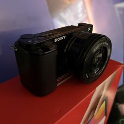 Sony ZV-E10 w/ f3.5-5.6 16-50mm Kit Lens