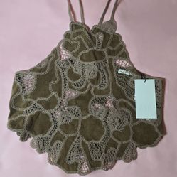 Halter neck top with fine straps. synthetic ante and crochet applications