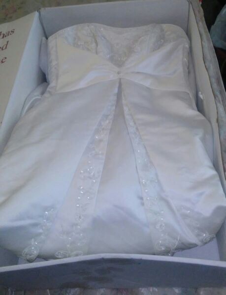 Bride's wedding dress white