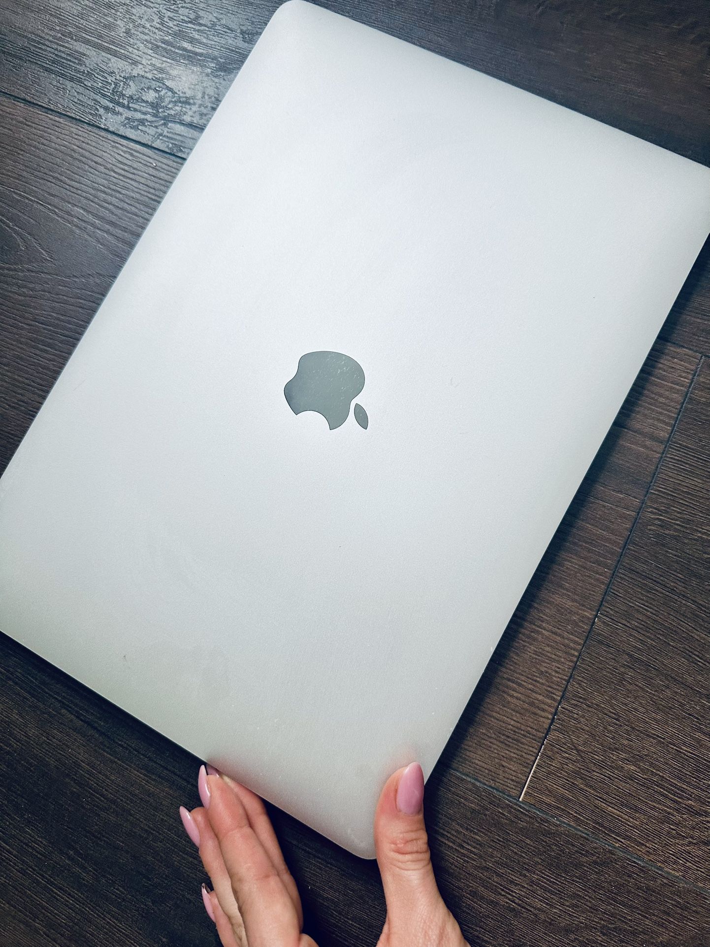 MacBook Pro 2016, Intel Core I5 8Gb 256Gb good condition (with a tiny crack on plastic)