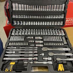 DEWALT DWMT75049 192-Piece Mechanics Tool Set (SAE & Metric)