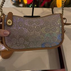  Coach. NEW w/ Tags Swinger Bag 20 With Chain In Crystal Signature