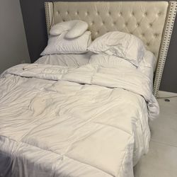 Queen Tufted Bed With Nailhead Trim $300