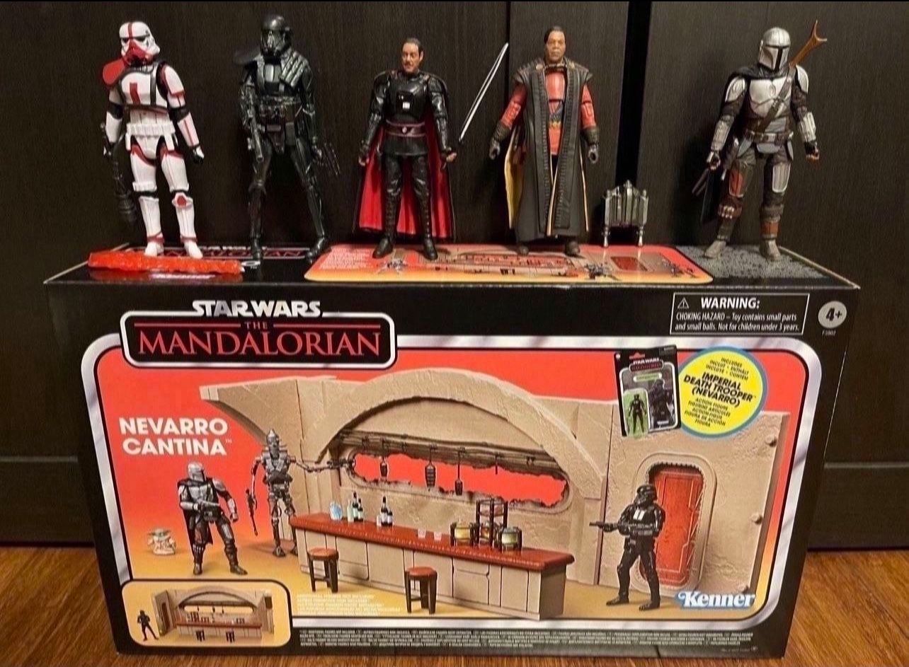 Star Wars Vintage Collection Mandalorian Nevarro Cantina & Figures