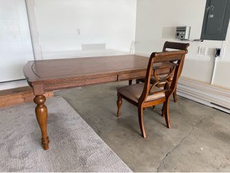 Heavy solid wood in amazing condition comes  with 6 chairs and leaf (70by 42) leaf is extra 18in