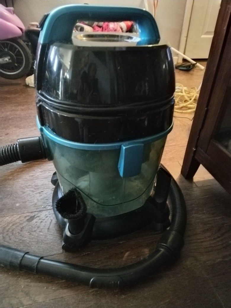 Wet/Dry Vacuum With Wheels