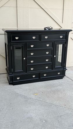 Beautiful dresser  black color. With light 💡 on the sides