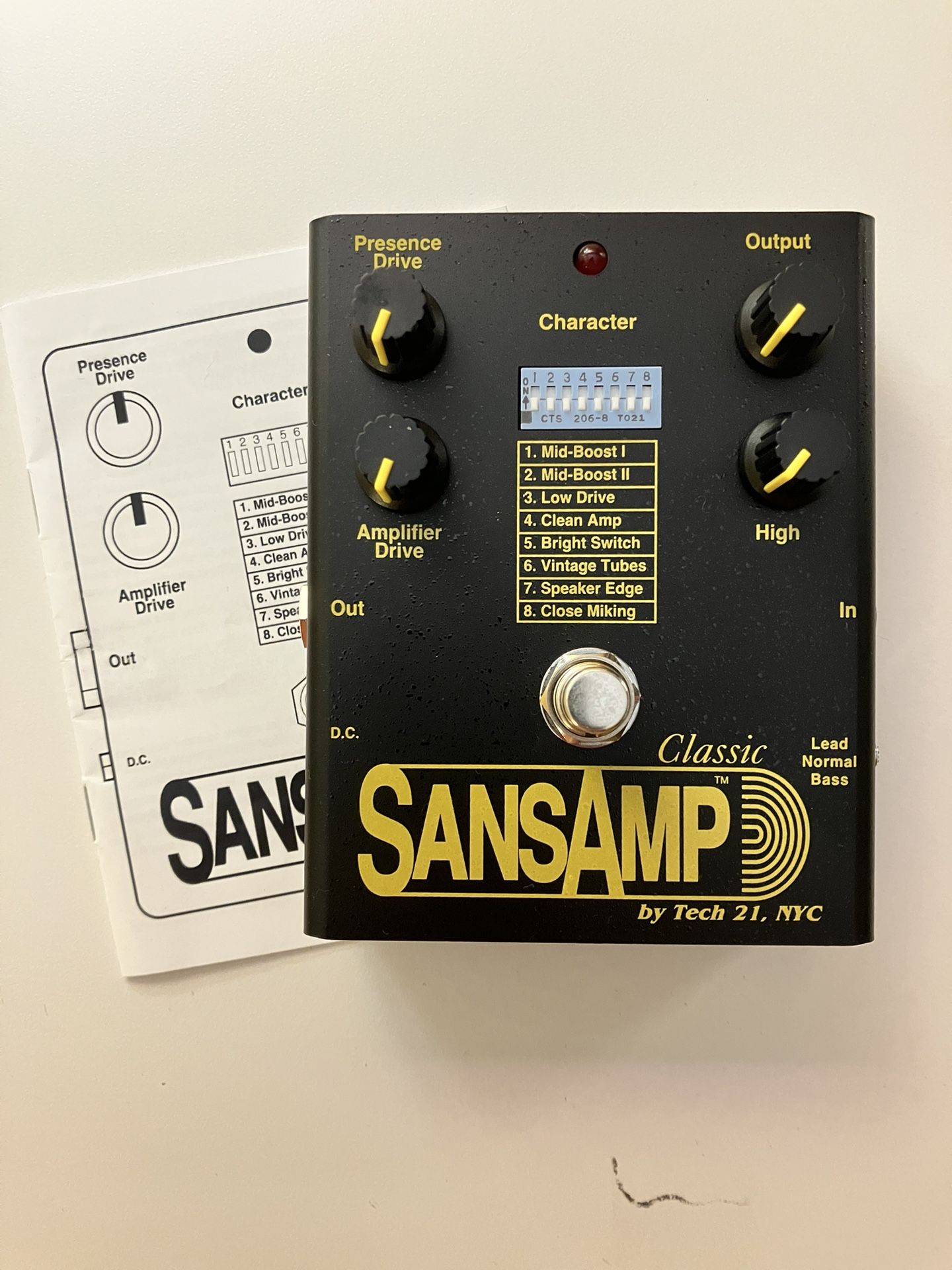 LIKE-NEW Tech 21 SansAmp Classic amp simulator effects pedal