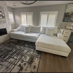 Stunning 2-Piece White Sectional Sofa - Like New!