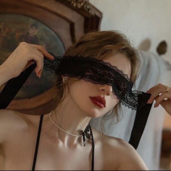 Lace and lace half-face blindfold veil