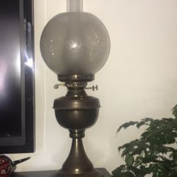 FANTASTIC   VINTAGE BRASS KEROSENE LAMP