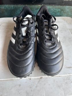 Indoor soccer shoes