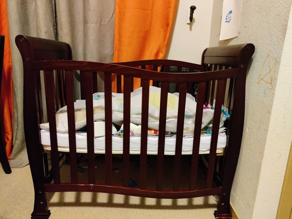 Mini Baby Crib With 1.5-inch Mattress.