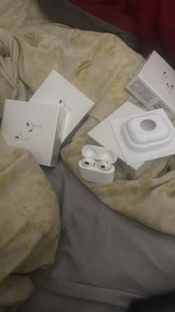 Apple AirPods with MagSafe Charging Case