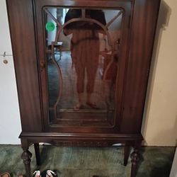 BEAUTIFUL CABINET WITH SHELVES