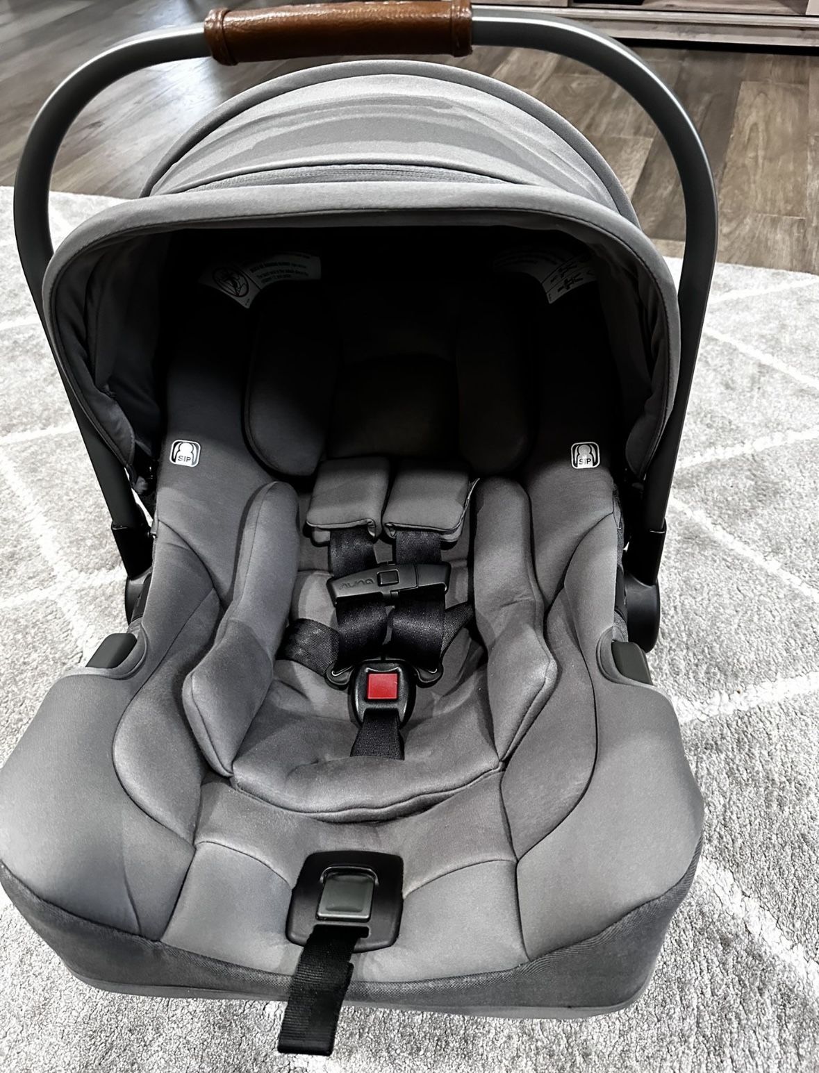 Nuna Pipa Light Infant Carseat With Base
