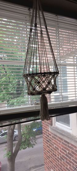 Hanging plant holder, white.