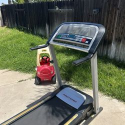 Treadmill, Proform, auto incline, high end, folds, led display, quiet, soft cushion walking, clean, 
