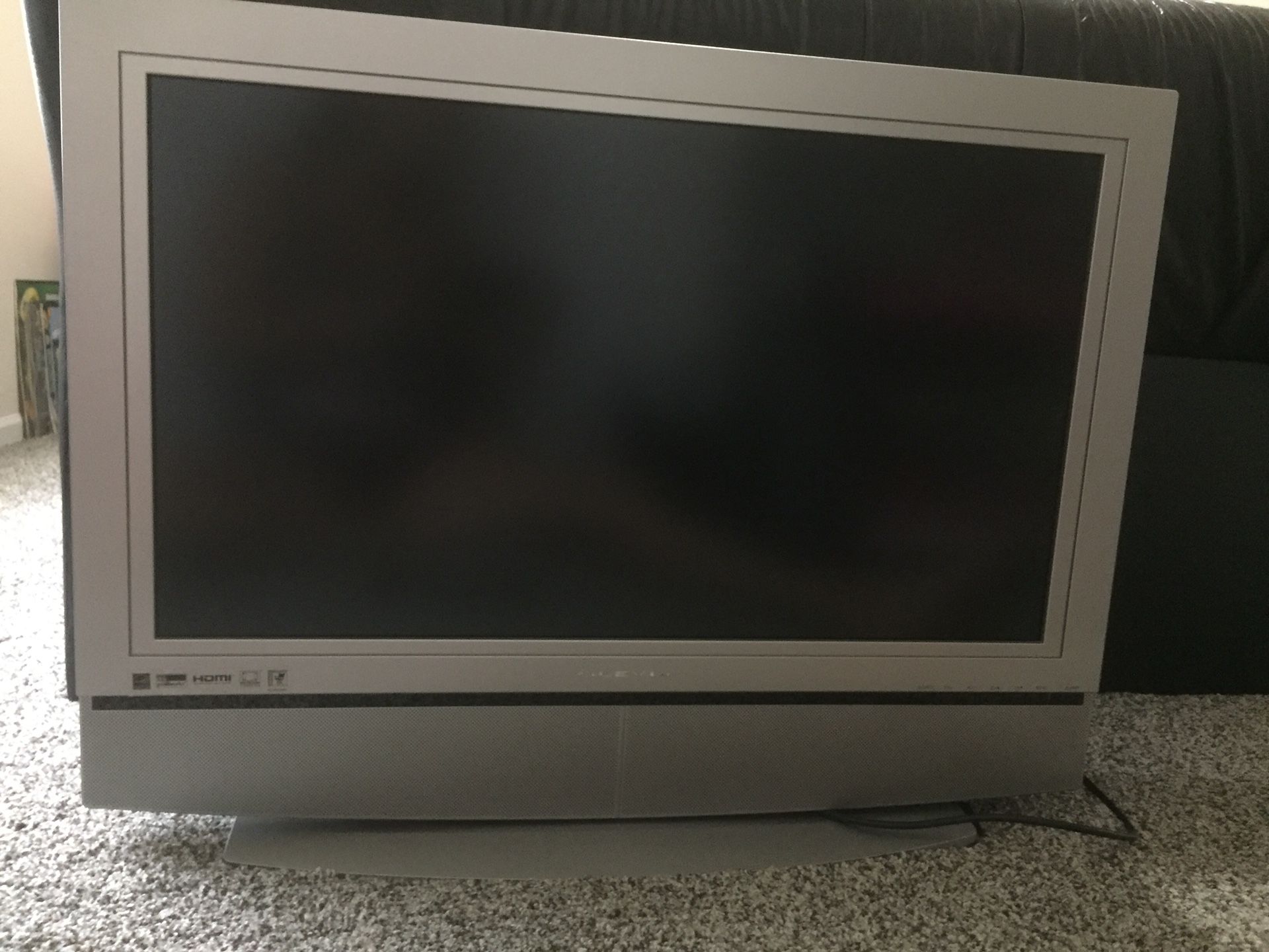 Flat Screen HD Tv Olevia 332-B11