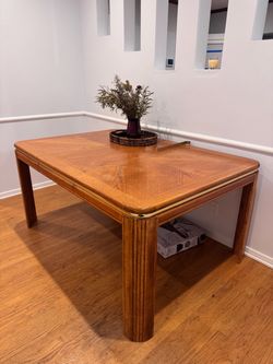 Solid wood dining table (extendable)